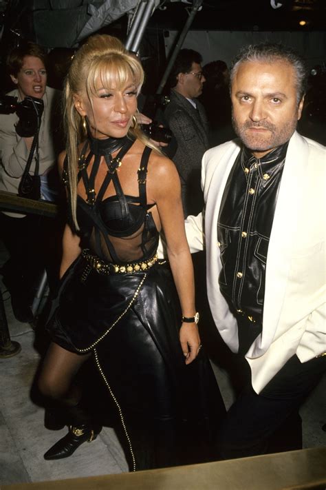 gianni e donatella versace vestito nero|donatella versace then and now.